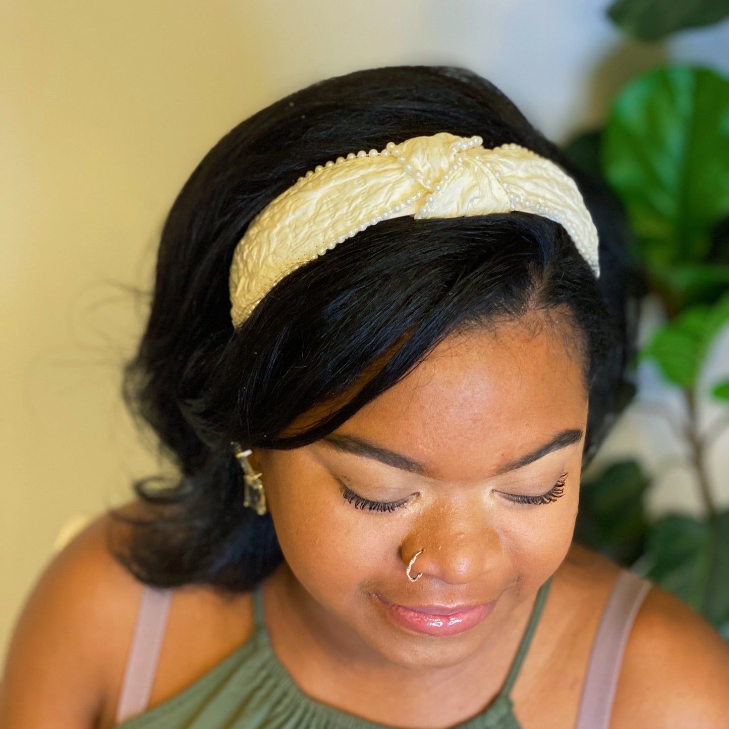 Elegant Knot Pearl Embellished Headband